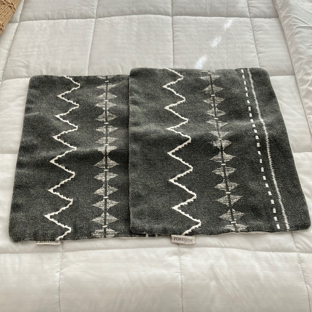 FORESIDE HOME & GARDEN 2 living room cushion covers 14”in x 22” in (35cm x 55cm)